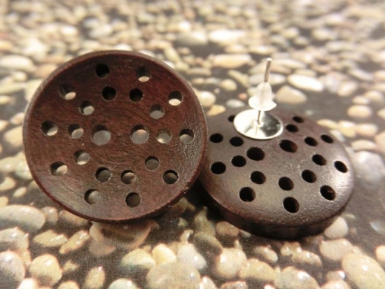 Preview: braune Löcher Holzknopf Ohrstecker Natur Button